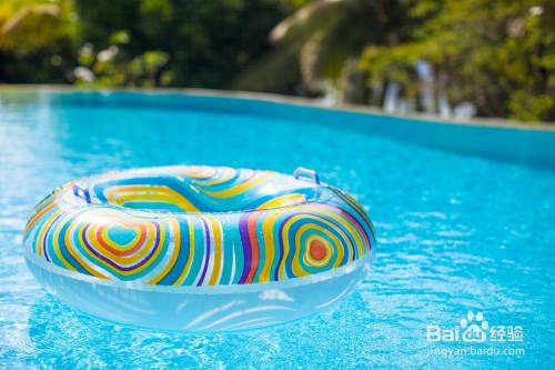 找浮物 可以在落水时候观察附近,是否有可以漂浮的物体,有的话,可以