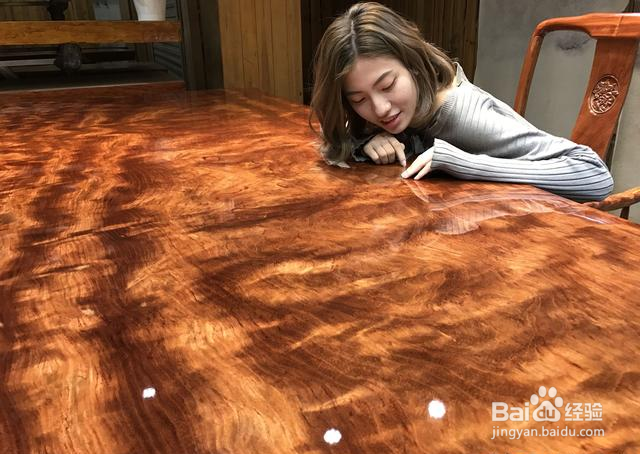 千年原木运回国内，切割制作成一块大板值不值？