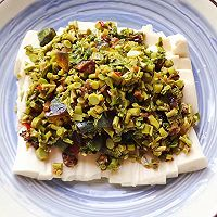 怎么做好吃的酱拌香椿皮蛋豆腐？