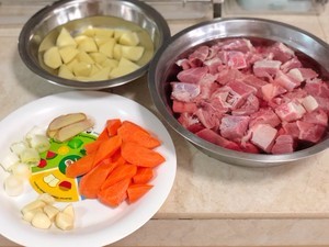 土豆焖牛腩的做法