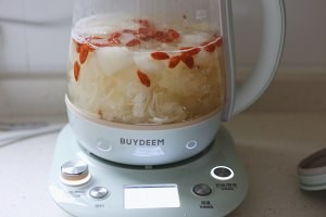 银耳百合雪梨汤的做法