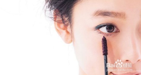 眼影清新换季 效仿T台流行蓝眼妆