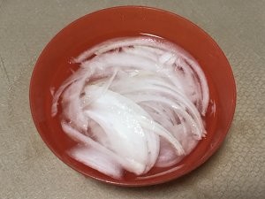 洋葱、茗荷、柴鱼片的凉拌豆腐