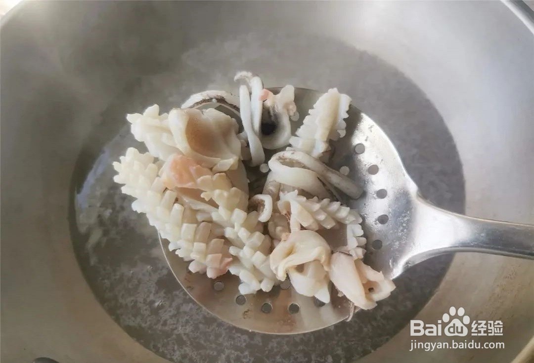 “韭菜炒鱿鱼”怎么做?