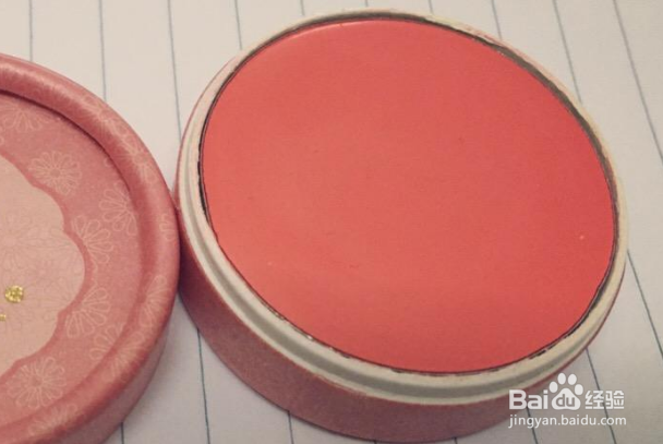 化妆的时候会用到腮红膏,怎么样来用腮红膏呢?