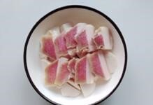 怎么做一份美味的剁椒芋头蒸咸肉 ？