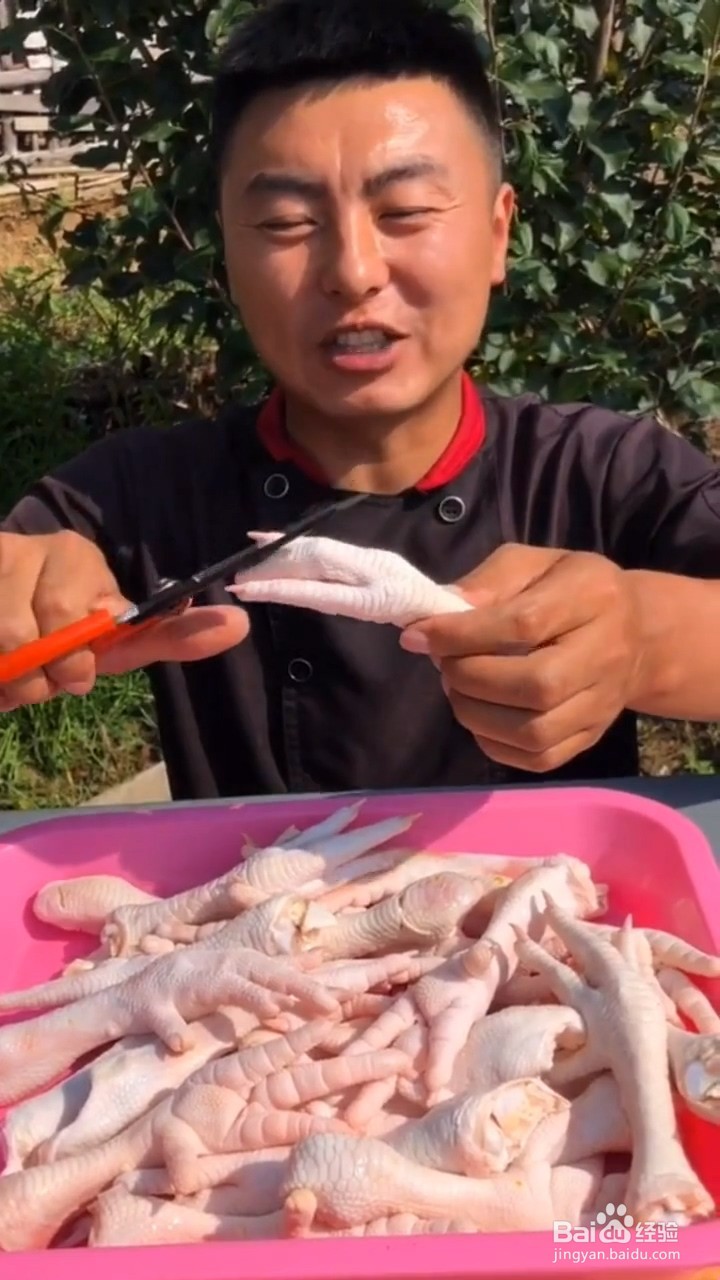 如何自制美味好吃的泡椒无骨鸡爪