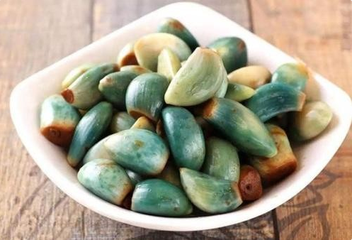 醋泡大蒜会不会产生亚硝酸盐,只放醋和糖,不放水,请专家讲解一下!~~~~~给高分!