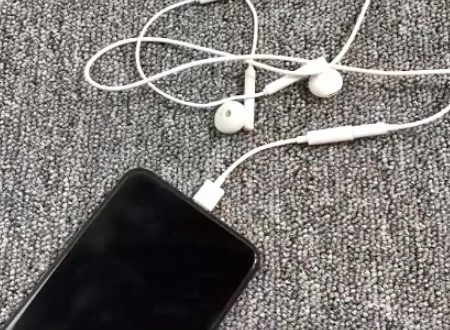 oppo手机,r8107的耳机插孔在哪