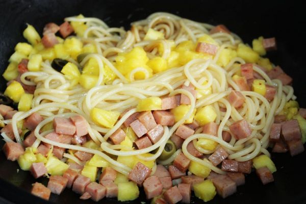 菠萝午餐肉意粉