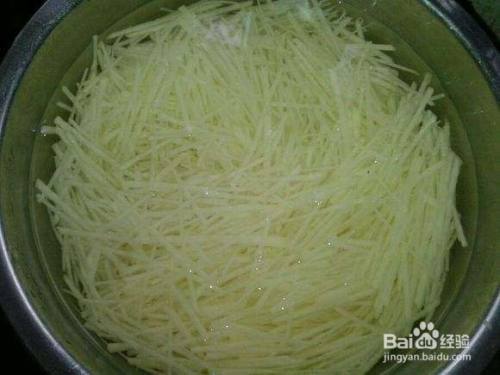 将切好的土豆丝用水浸泡,除去淀粉,浸泡的过程中可以多换几次水.