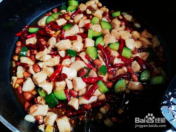 宫保鸡丁的家常做法，香辣过瘾最下饭