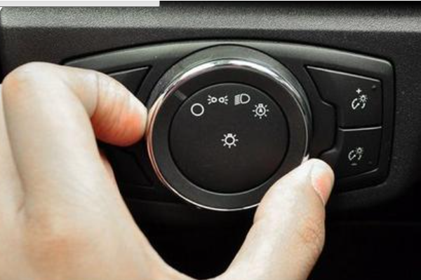 日行灯晚上开车怎么关掉线路