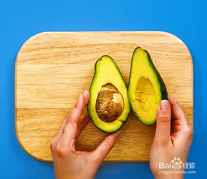 如何自制牛油果蛋黄派呢?