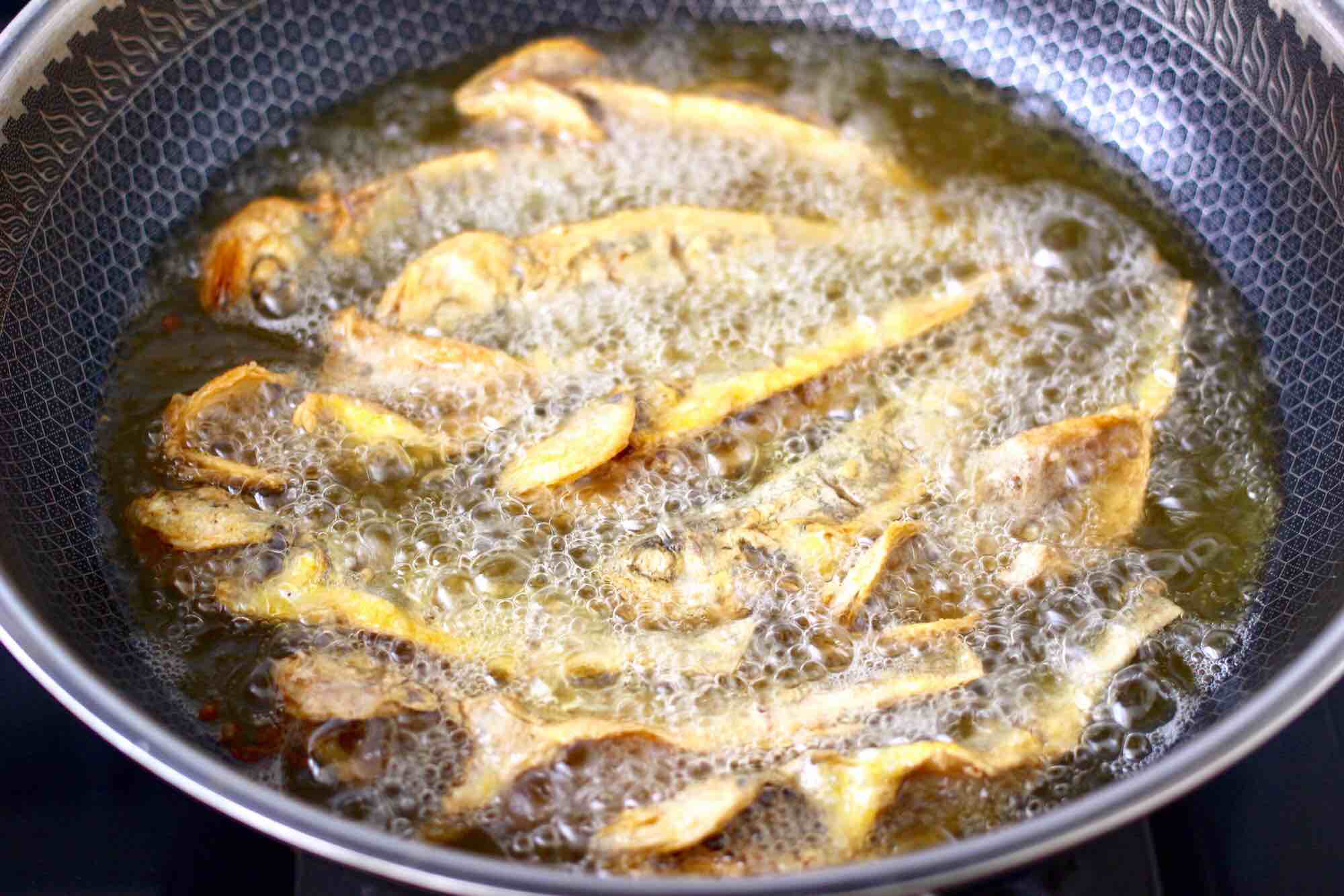 干锅脆鱼的做法