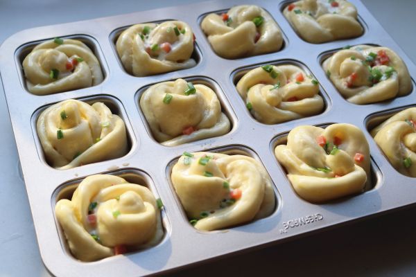 香肠沙拉玫瑰花面包