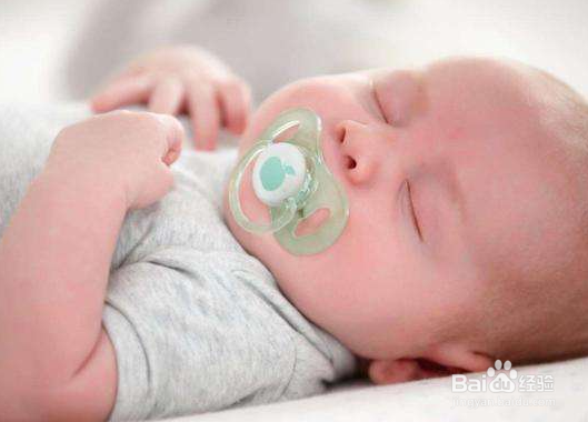 宝宝睡觉脑袋后面出很多汗，该怎么办？