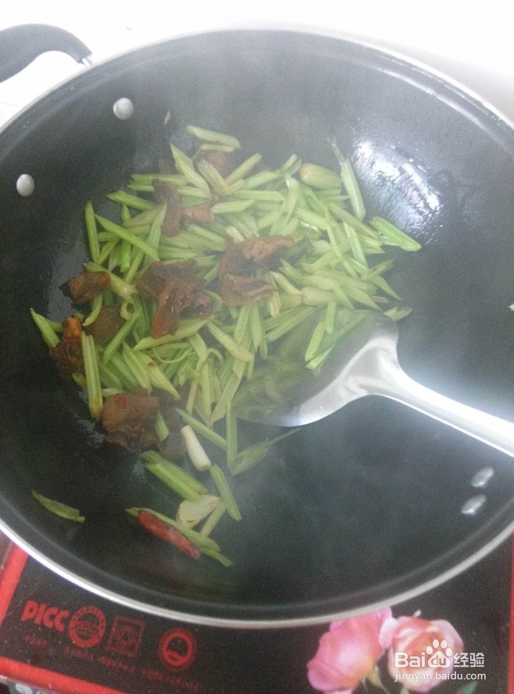 芹菜炒肉的做法