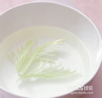蔬菜雕刻技法步步学，食材巧做家宴盘饰