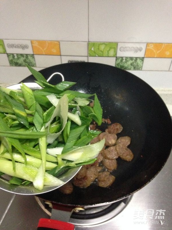 青蒜炒腊肠的做法