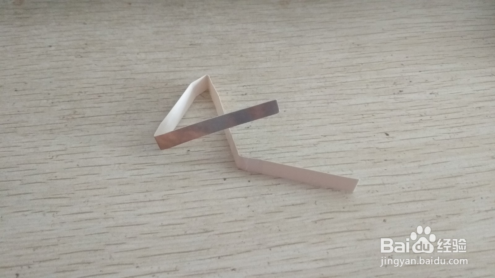 如何用一个细长的硬卡纸做简易的钢笔的支架