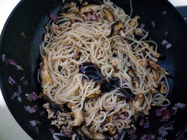 香菇肉末炒米粉