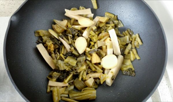 砂锅炖酸萝卜老鸭汤