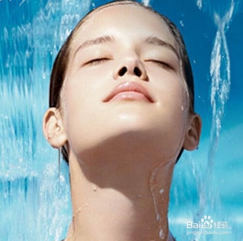 如何正确使用爽肤水