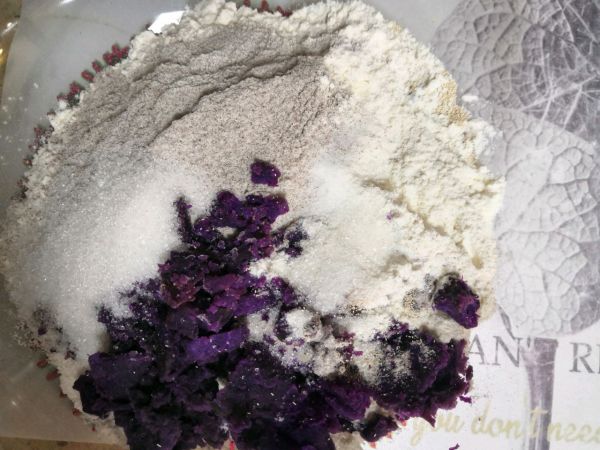 紫薯麻薯肉松软欧包