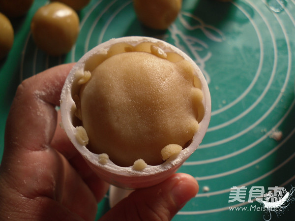 广式咸蛋黄莲蓉月饼