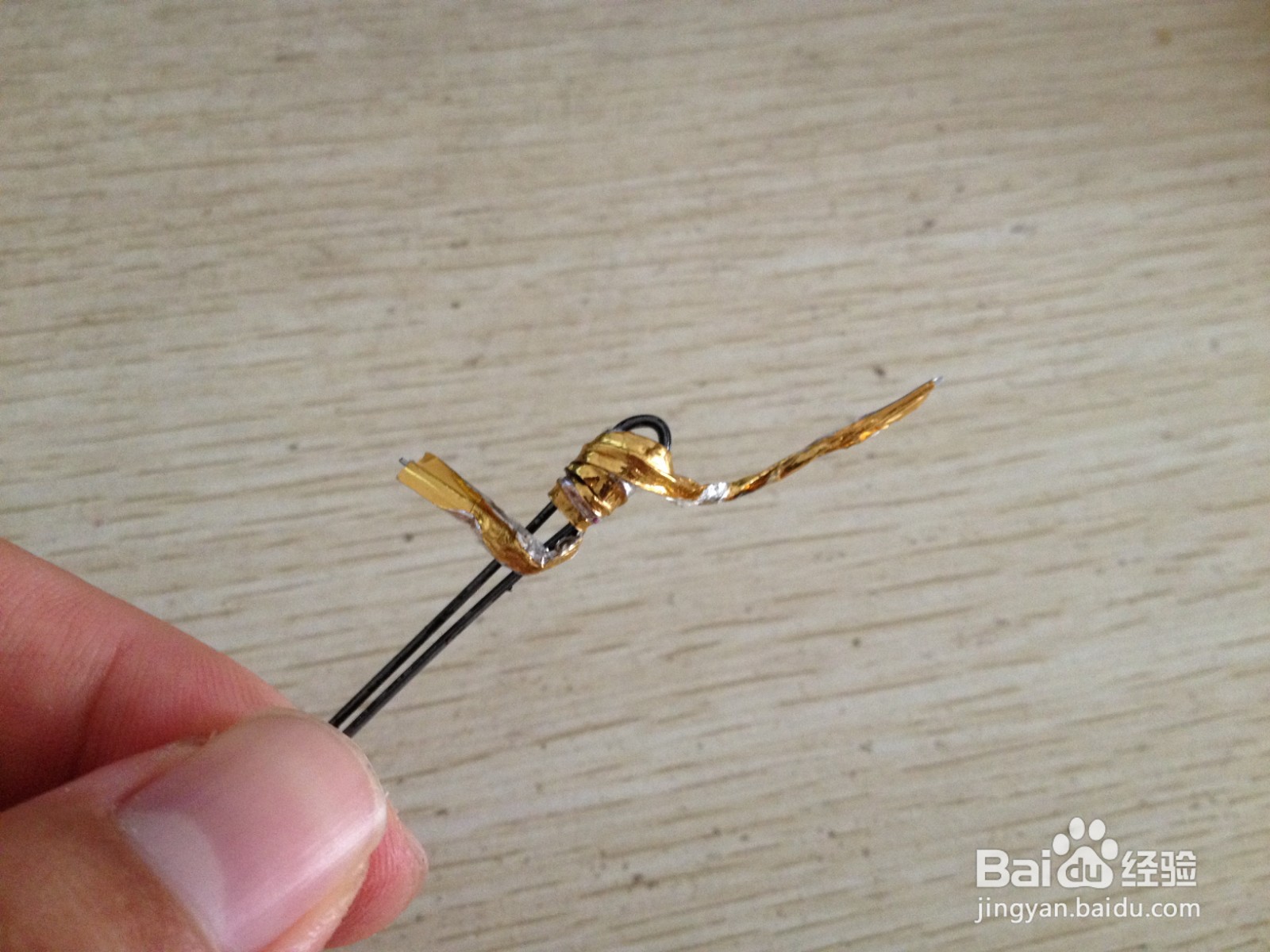 如何用面包袋绑绳和发卡做简易的钢笔的支架