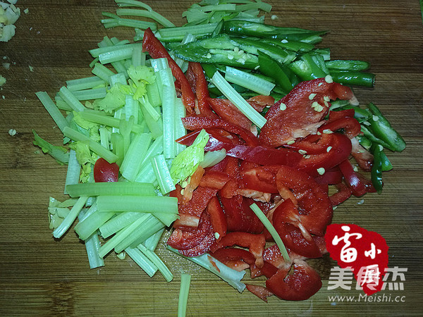 青椒芹菜爆大肠
