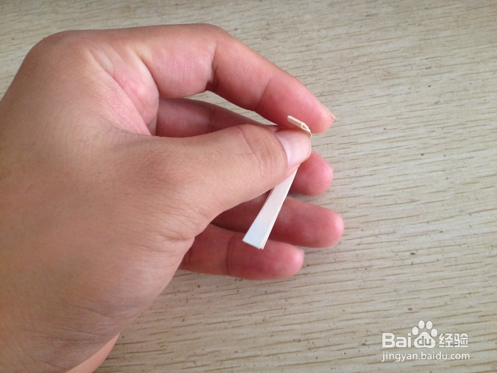 如何用一个细长的硬卡纸做四支中性笔的简易支架