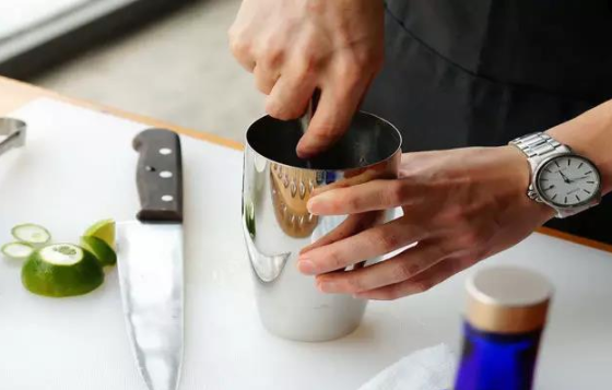 鸡尾酒怎么调，要呈蓝色的