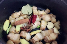 如何做板栗土豆焖排骨