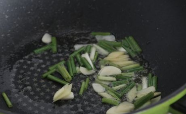 如何制作家常红烧丸子