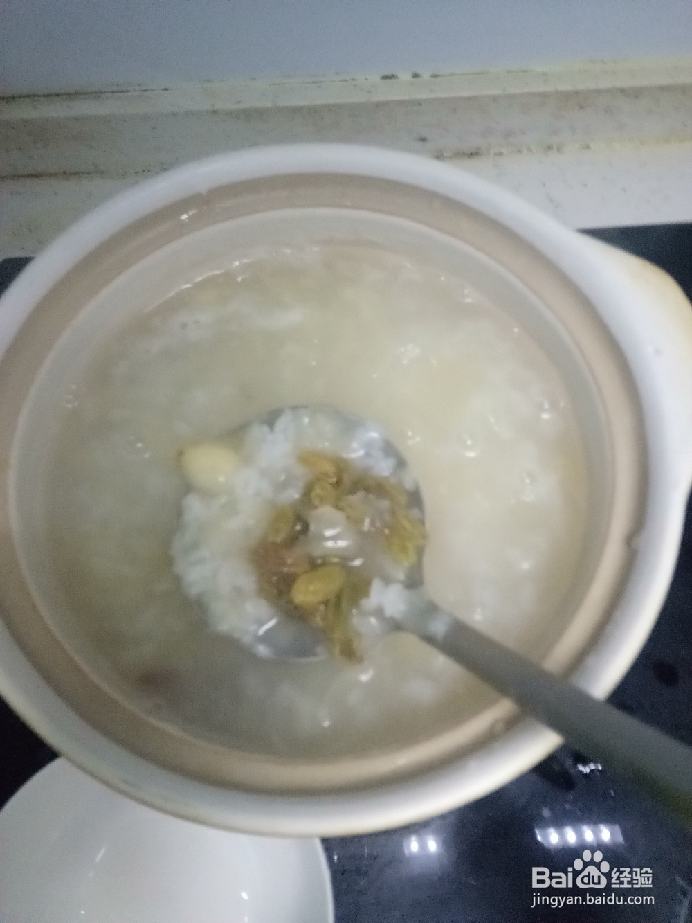 红糖银耳葡萄干百合粥