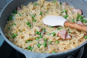 健康养生佳品豌豆培根蝴蝶面的做法