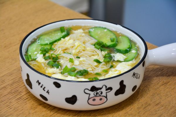 鸡蛋黄瓜鲜汤面