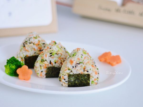 芝麻海苔三角饭团
