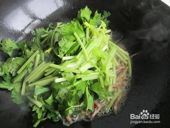 毛芹炒小青鱼的做法