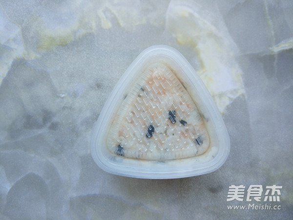 金枪鱼饭团的做法