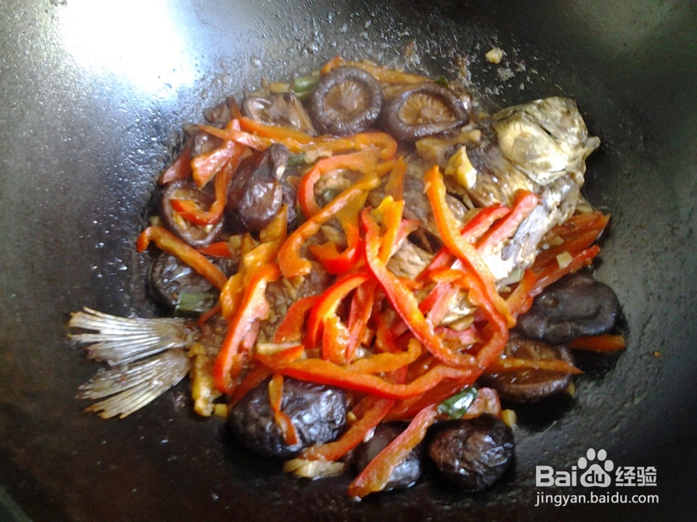 鲫鱼的做法:红烧香菇鲫鱼