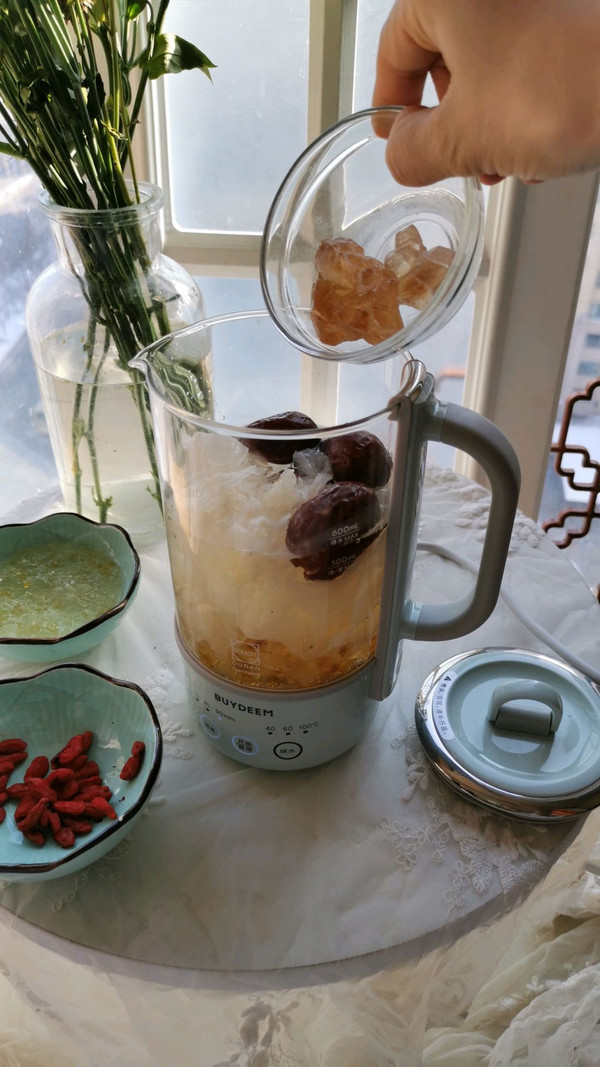 红枣桃胶银耳汤