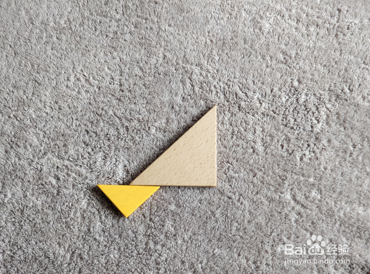 示范动作的教官用七巧板怎么拼？