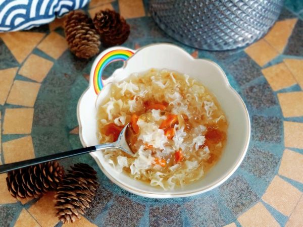 桃胶雪燕银耳羹