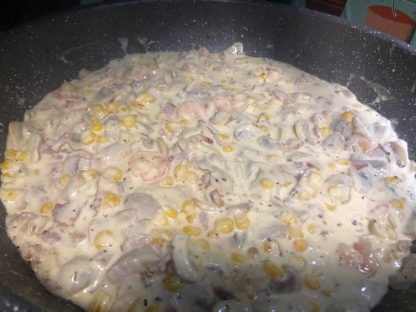 奶油培根蘑菇虾仁玉米意面