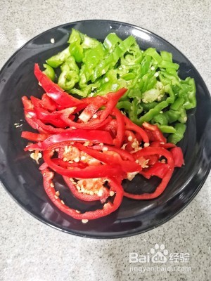 鸡胸肉新吃法孜然芹菜彩椒炒鸡胸肉