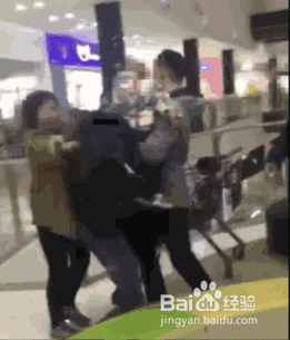 一岁男孩被三岁女孩踩,男孩妈妈必让小女孩道歉