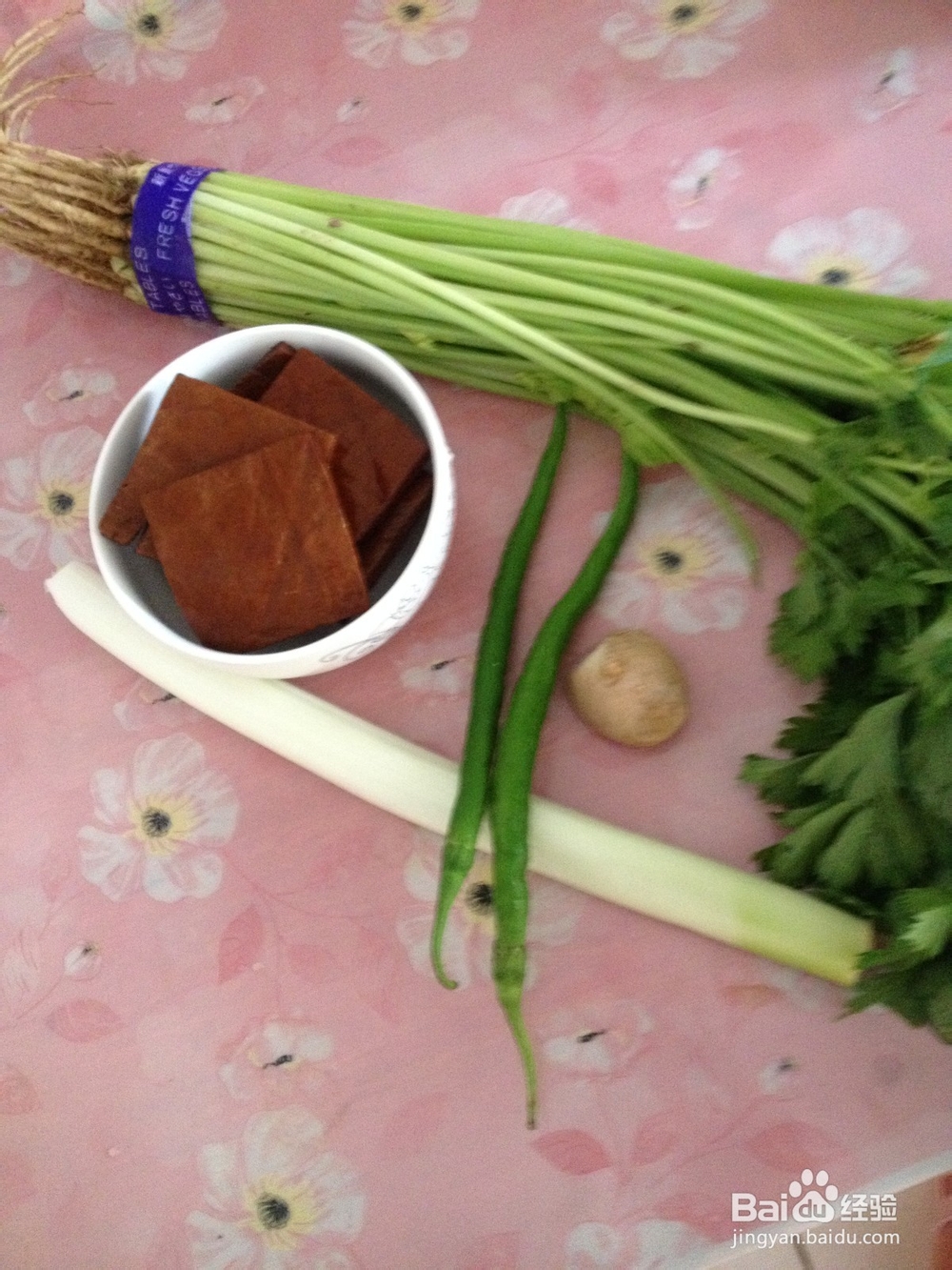 [瘦身健康素菜]芹菜炒豆干的做法